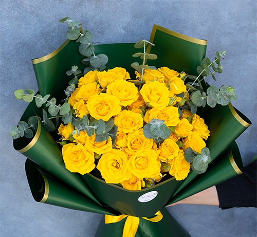 دسته-گل-رز-زرد-با-کاغذ-سبز.jpg