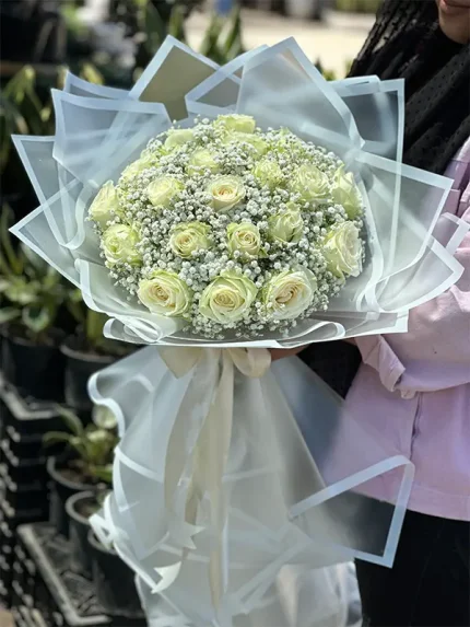 دسته گل رز سفید با کاغذ شفاف کد 122