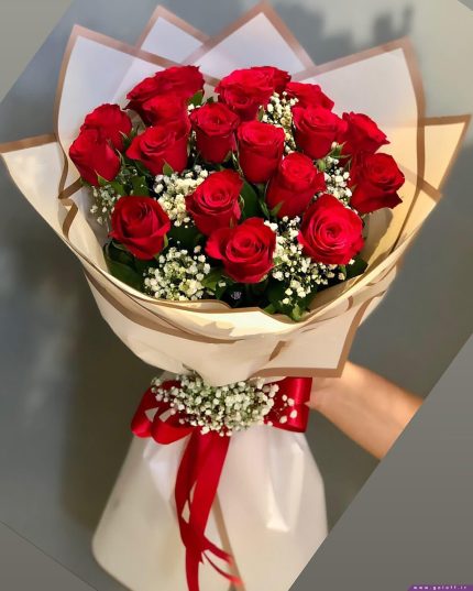 دسته گل رز قرمز با کاغذ کرم کد 120