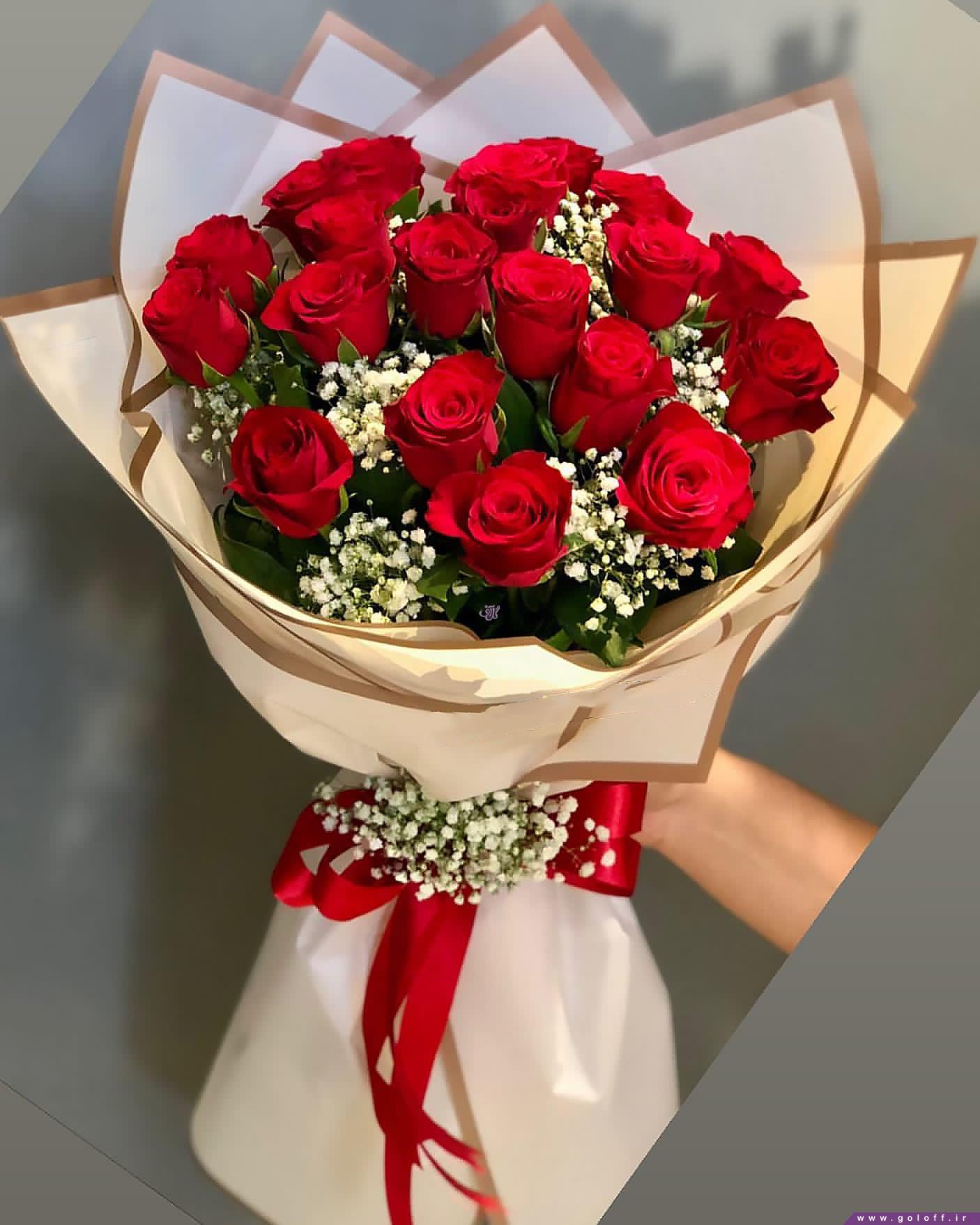 دسته-گل-رز-قرمز-با-کاغذ-3.jpg