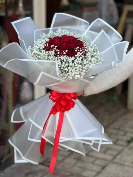 دسته گل رز قرمز با کاغذ سفید کد 118