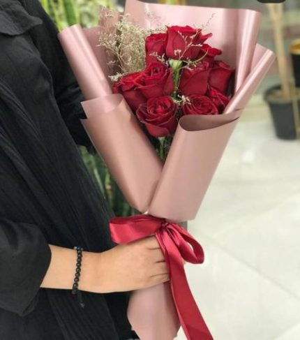 دسته گل رز قرمز با کاغذ صورتی کد 112