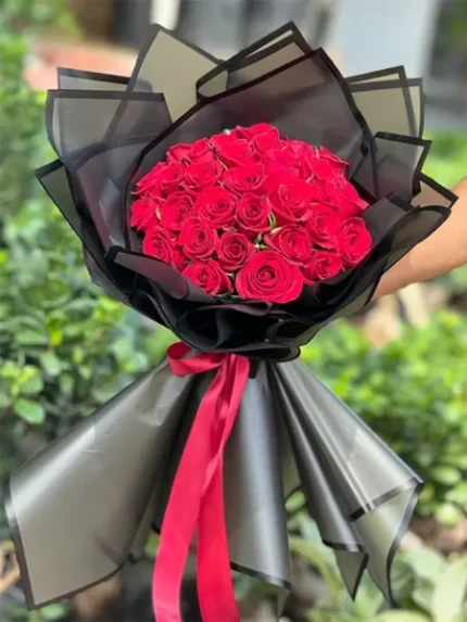 دسته گل رز قرمز با کاغذ مشکی کد 140