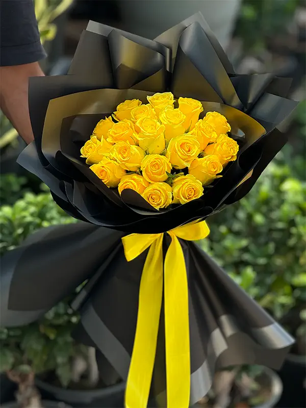 دسته-گل-زرد-با-کاغذ-مشکی.webp