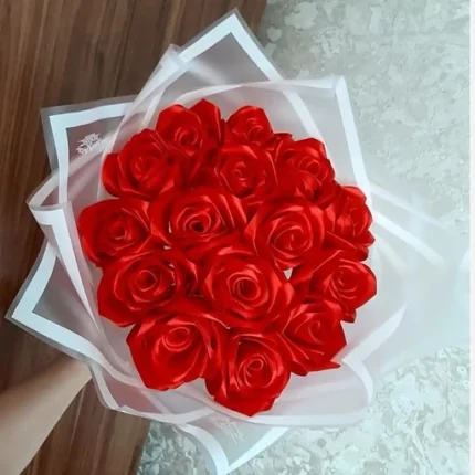 دسته گل رز قرمز با کاغذ سفید کد 125