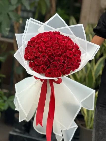 دسته گل رز قرمز با کاغذ سفید کد 124